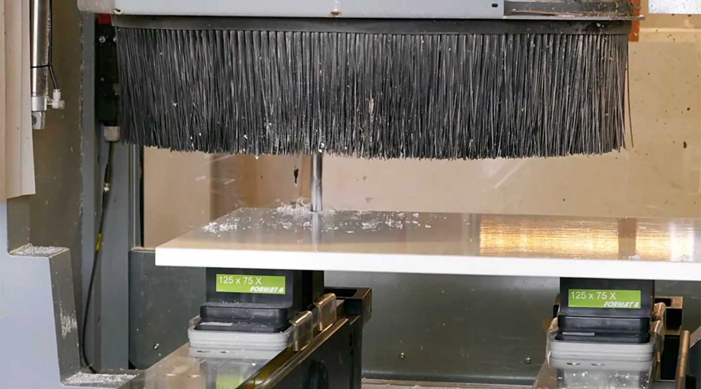 Eine Maschine fräst Sandwichpaneele